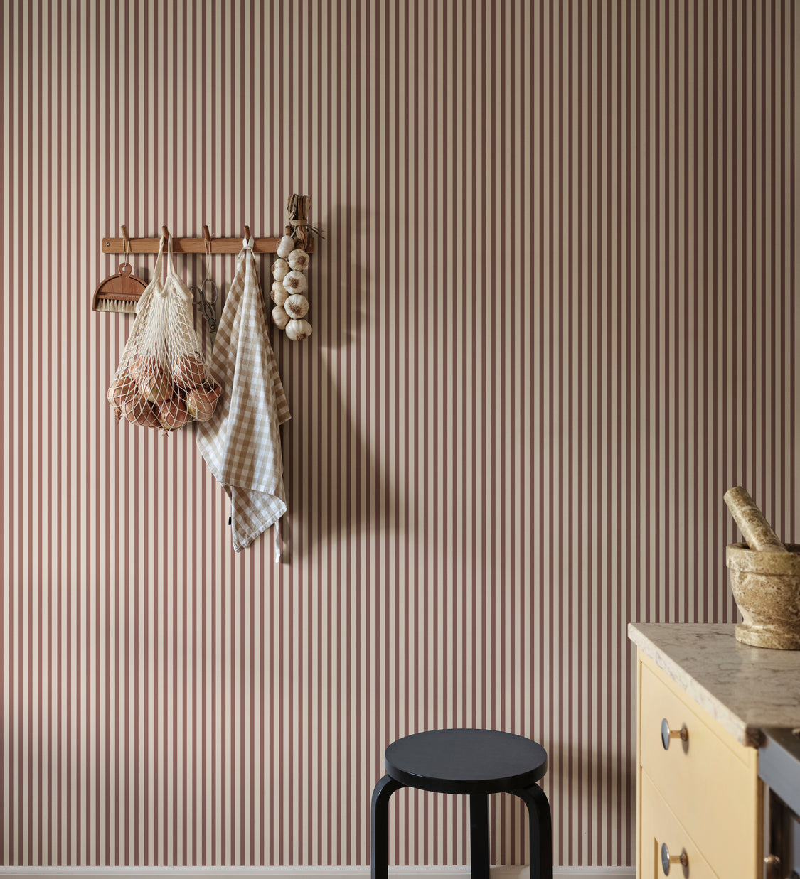 Sandberg strepen behang Estelle burgundy bordeaux rood jongenskamer meisjeskamer babykamer neutrale kinderkamer S10629