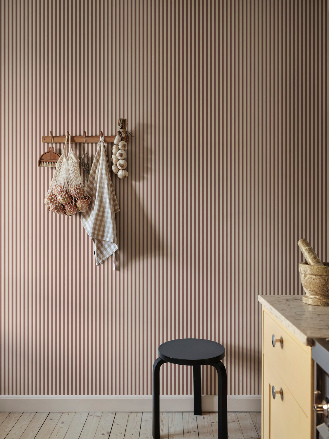 Sandberg strepen behang Estelle burgundy bordeaux rood jongenskamer meisjeskamer babykamer neutrale kinderkamer S10629