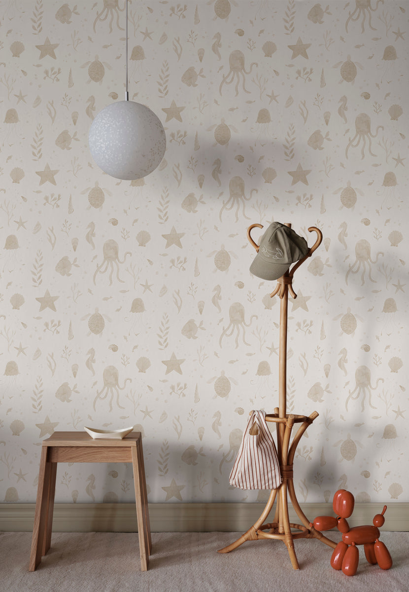 Zeedieren behang Della van Sandberg voor kinderkamer met vissen, kwallen, schildpadden. Leuk voor een jongenskamer, meisjeskamer, neutrale kinderkamer en babykamer. Beige S10716