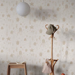 Zeedieren behang Della van Sandberg voor kinderkamer met vissen, kwallen, schildpadden. Leuk voor een jongenskamer, meisjeskamer, neutrale kinderkamer en babykamer. Beige S10716