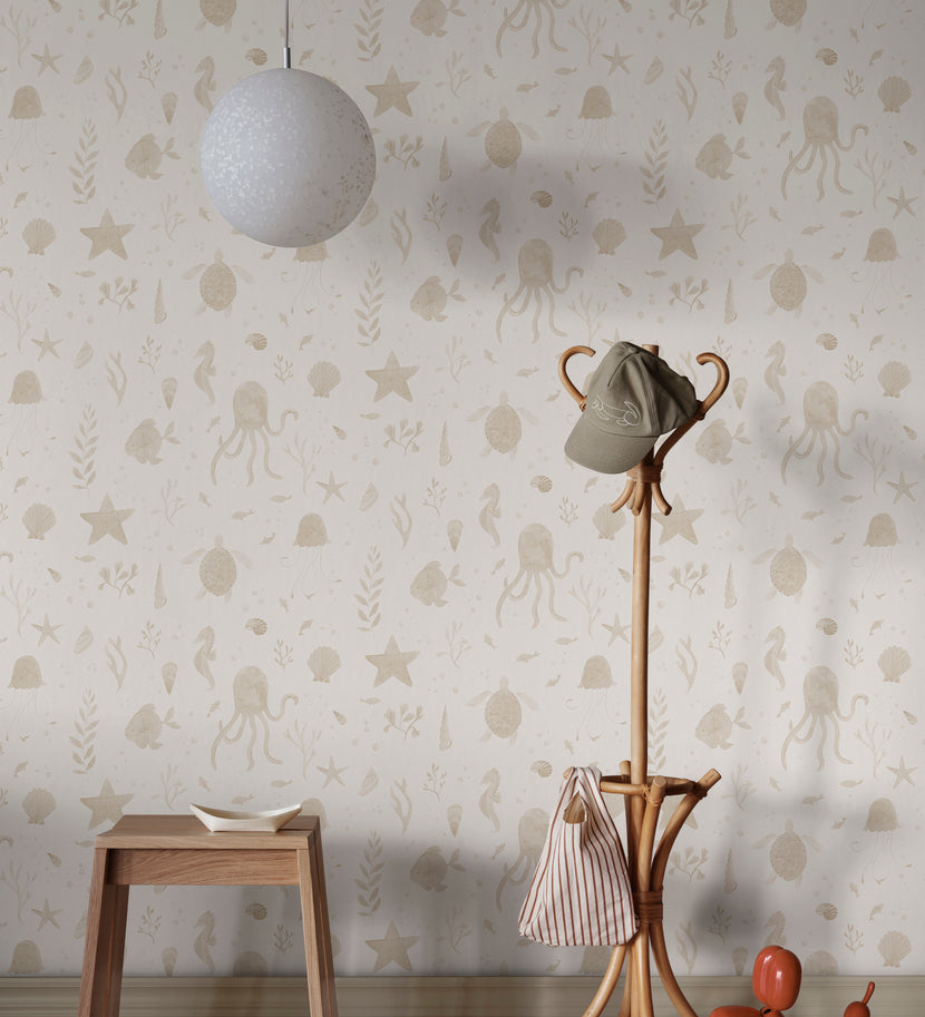 Zeedieren behang Della van Sandberg voor kinderkamer met vissen, kwallen, schildpadden. Leuk voor een jongenskamer, meisjeskamer, neutrale kinderkamer en babykamer. Beige S10716