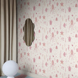 Zeedieren behang Della van Sandberg voor kinderkamer met vissen, kwallen, schildpadden. Leuk voor een  meisjeskamer en babykamer. Pink roze S10717