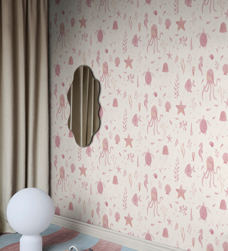 Zeedieren behang Della van Sandberg voor kinderkamer met vissen, kwallen, schildpadden. Leuk voor een  meisjeskamer en babykamer. Pink roze S10717