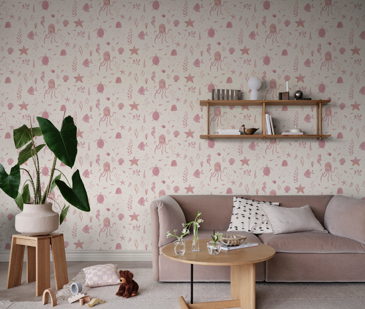 Zeedieren behang Della van Sandberg voor kinderkamer met vissen, kwallen, schildpadden. Leuk voor een  meisjeskamer en babykamer. Pink roze S10717