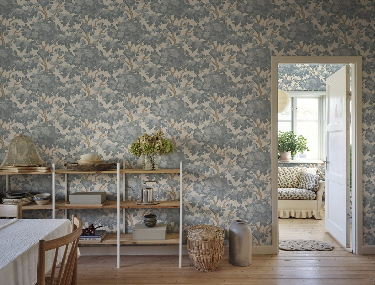 Bomen behang Eken van Sandberg kinderkamer babykamer jongenskamer meisjeskamer neutrale kinderkamer lichtblauw met beige S10790