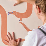 Season Paper Acrobatic teckels honden behang voor de kinderkamer offwhite