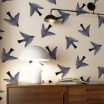 l'oiseau Season Paper vogelbehang blauwe vogels op een offwhite achtergrond.