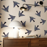 l'oiseau Season Paper vogelbehang blauwe vogels op een offwhite achtergrond.