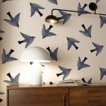 l'oiseau Season Paper vogelbehang blauwe vogels op een offwhite achtergrond.