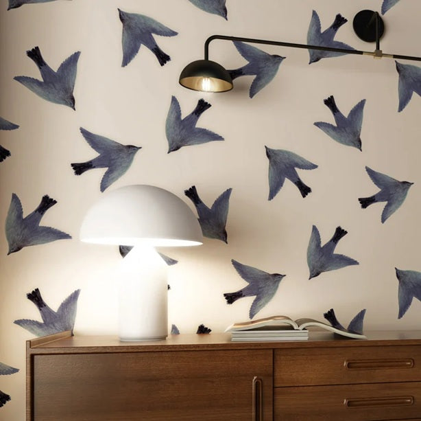 l'oiseau Season Paper vogelbehang blauwe vogels op een offwhite achtergrond.