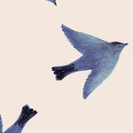 l'oiseau Season Paper vogelbehang blauwe vogels op een offwhite achtergrond.