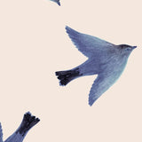 l'oiseau Season Paper vogelbehang blauwe vogels op een offwhite achtergrond.