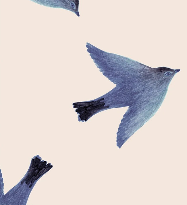 l'oiseau Season Paper vogelbehang blauwe vogels op een offwhite achtergrond.