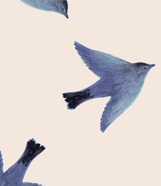 l'oiseau Season Paper vogelbehang blauwe vogels op een offwhite achtergrond.
