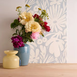 Season Paper Parfum bloemen behang voor een meisjeskamer of babykamer lichtblauw