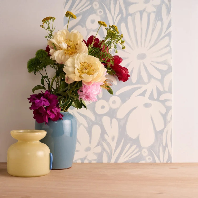 Season Paper Parfum bloemen behang voor een meisjeskamer of babykamer lichtblauw