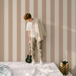 Strepen behang kinderkamer warm beige creme jongenskamer neutrale kinderkamer babykamer