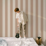 Strepen behang kinderkamer warm beige creme jongenskamer neutrale kinderkamer babykamer