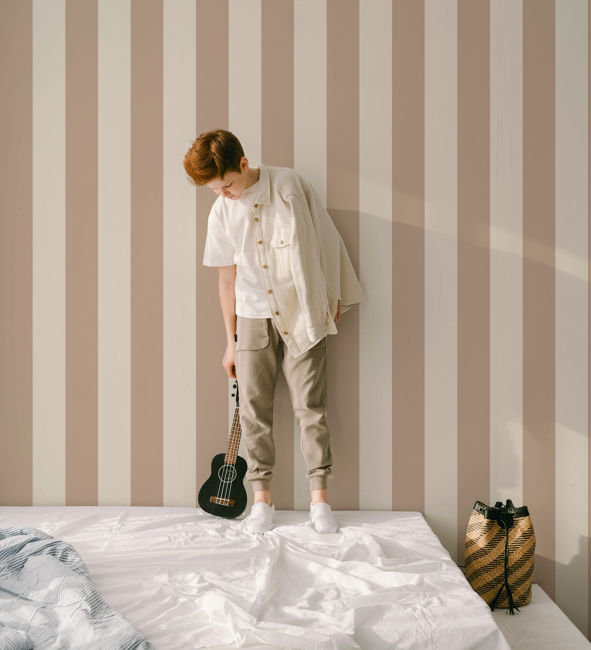Strepen behang kinderkamer warm beige creme jongenskamer neutrale kinderkamer babykamer