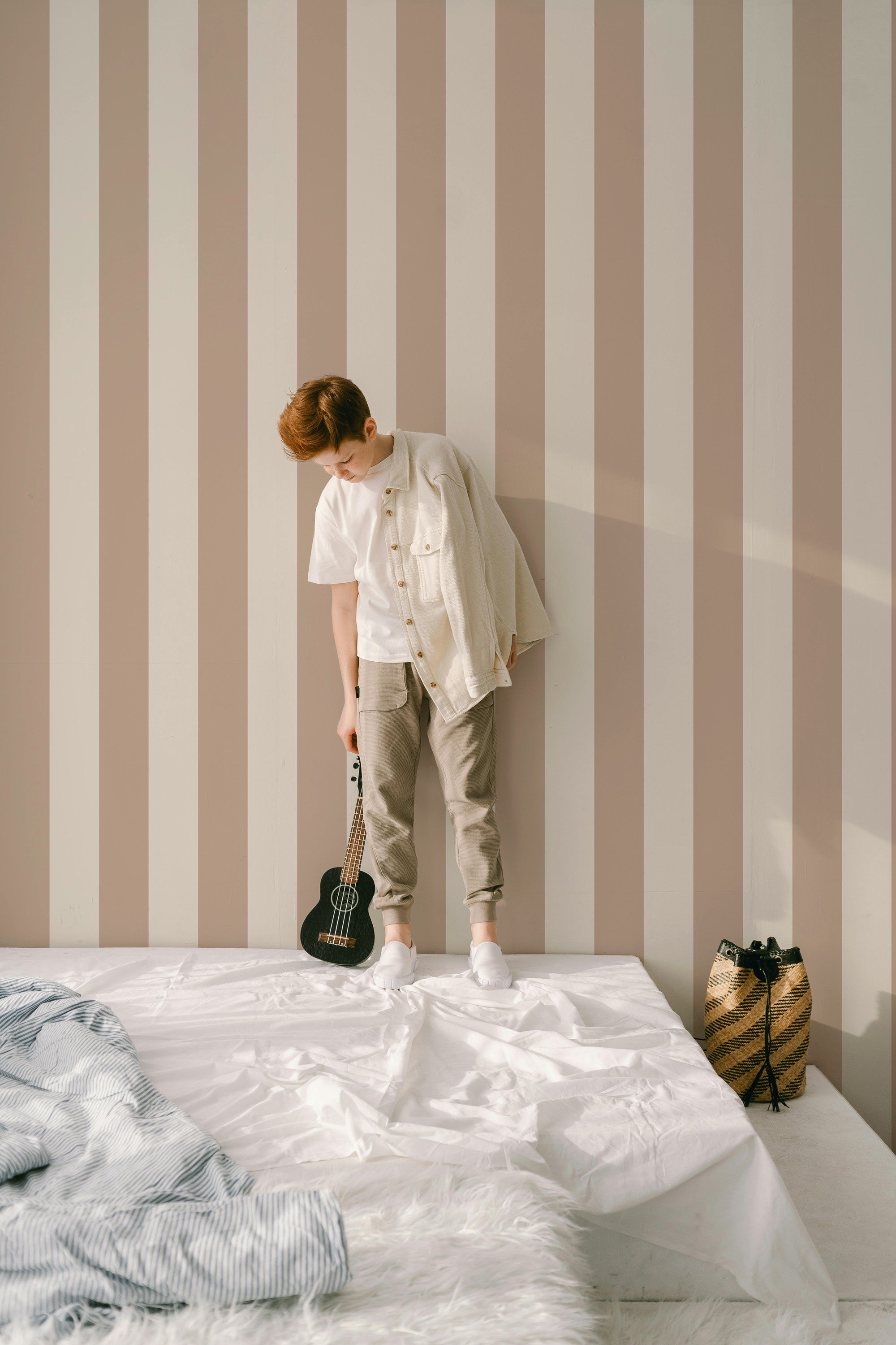 Strepen behang kinderkamer warm beige creme jongenskamer neutrale kinderkamer babykamer