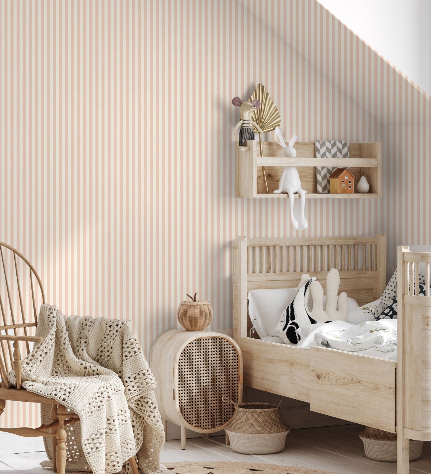 Papr Walls fine line strepen behang voor de kinderkamer meisjeskamer lichtroze creme babykamer