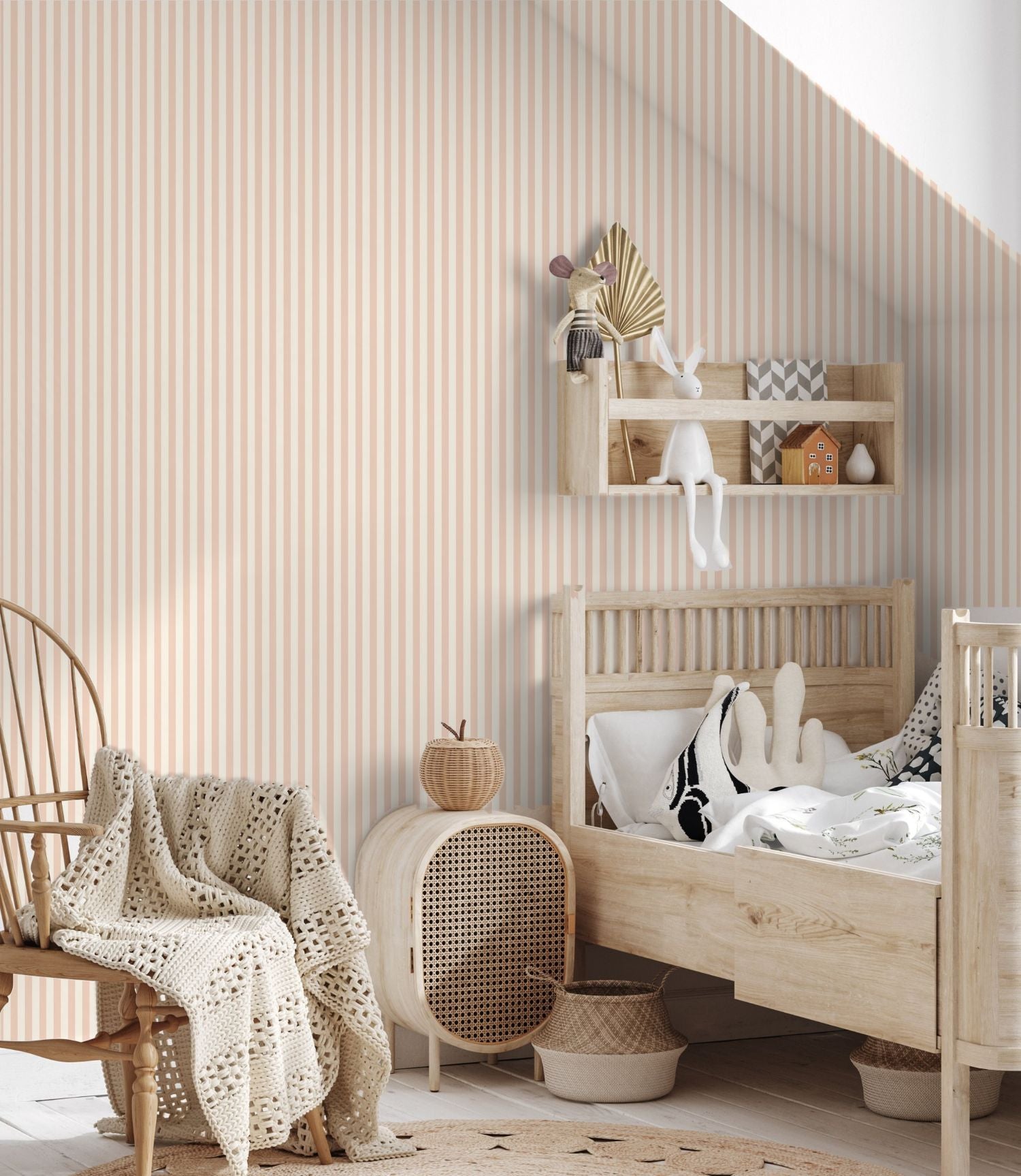 Papr Walls fine line strepen behang voor de kinderkamer meisjeskamer lichtroze creme babykamer