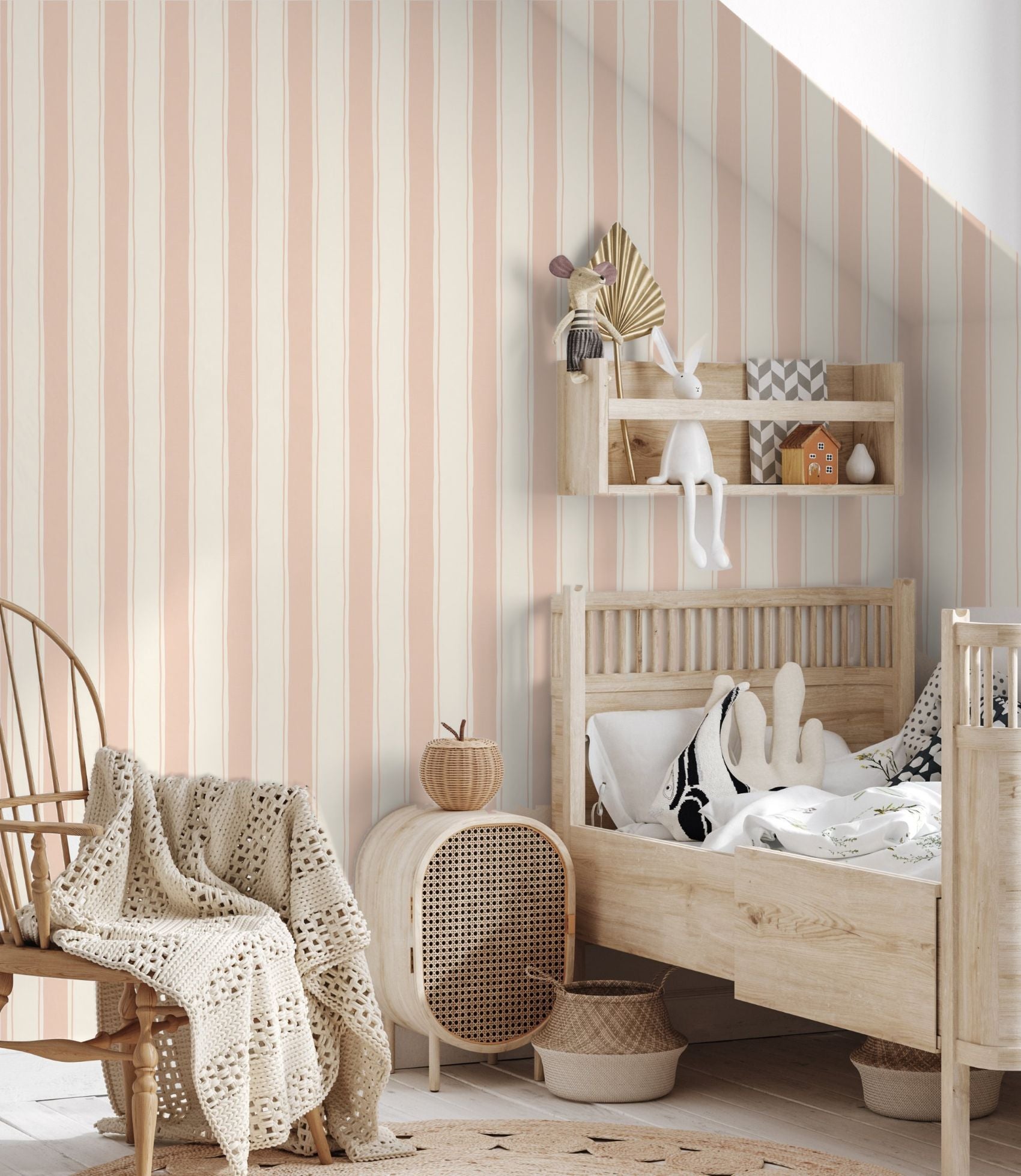Strepen behang voor de kinderkamer meisjeskamer babykamer lichtroze poederroze Papr Walls