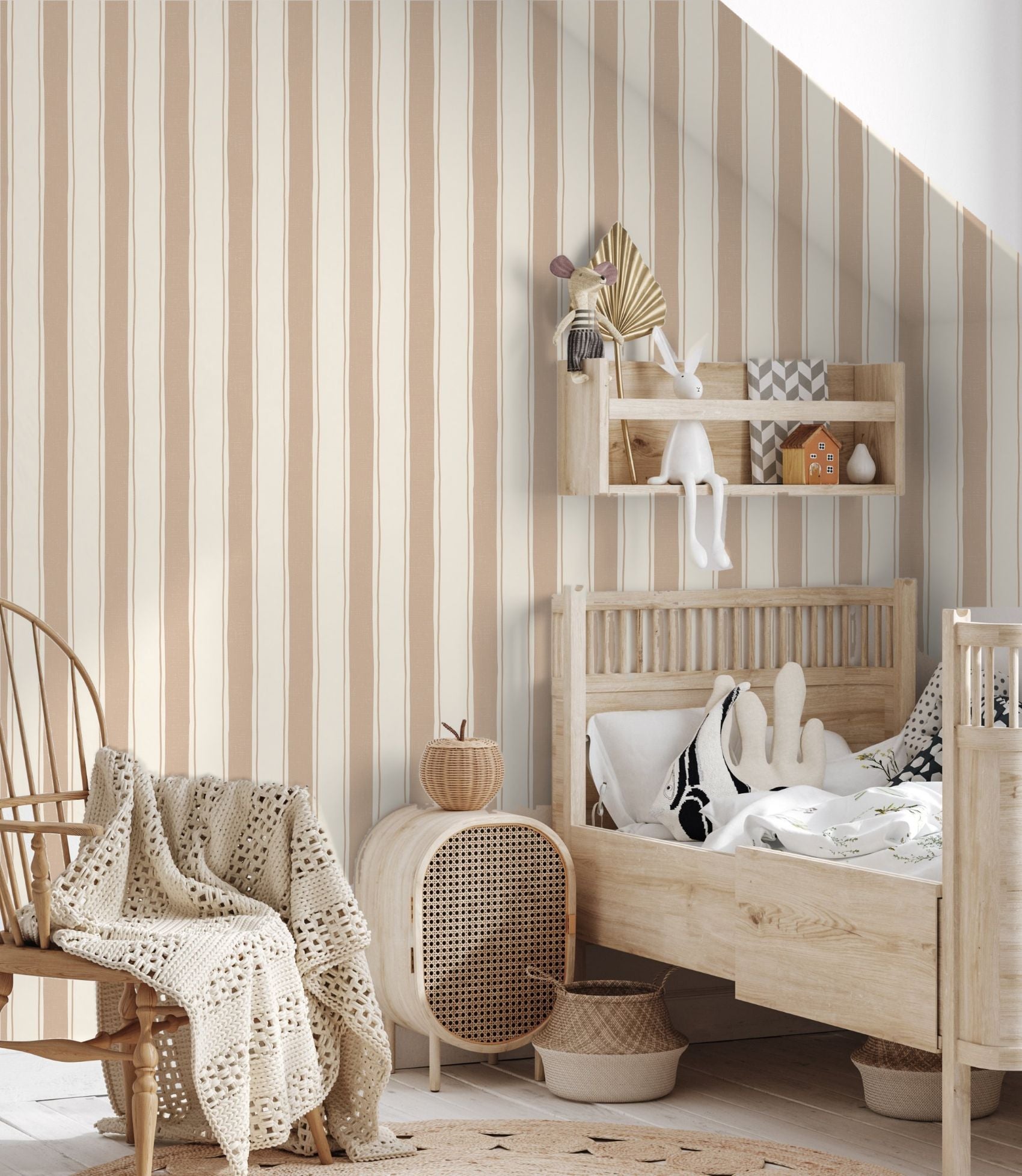 Strepen behang voor de kinderkamer meisjeskamer babykamer warm beige neutrale kinderkamer Papr Walls