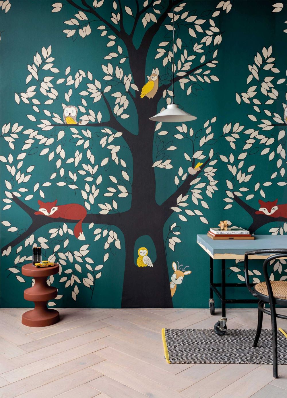 Kinderkamer behang Studio Onszelf Fox in Forest boom petrol blauw