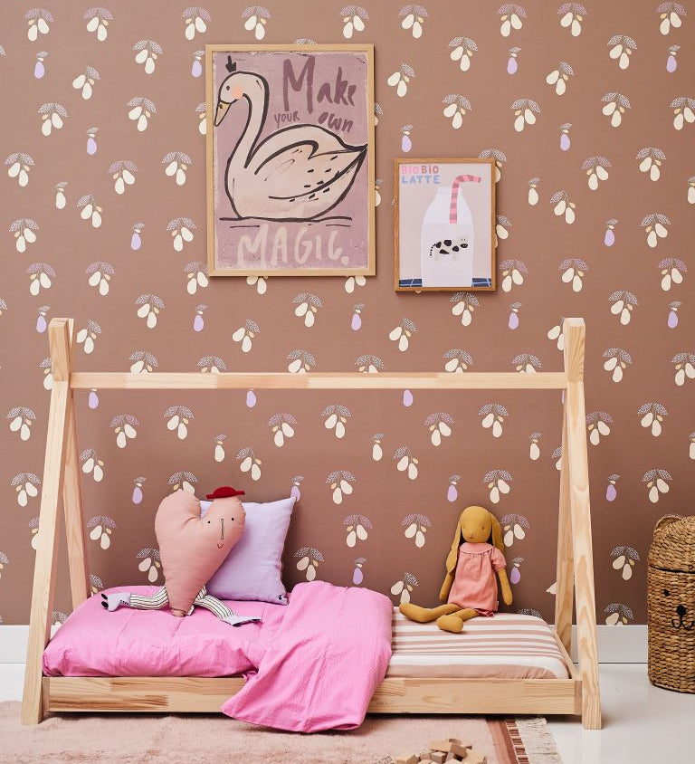 Studio Pieni bruin behang voor de meisjeskamer en babykamer met peren Pim