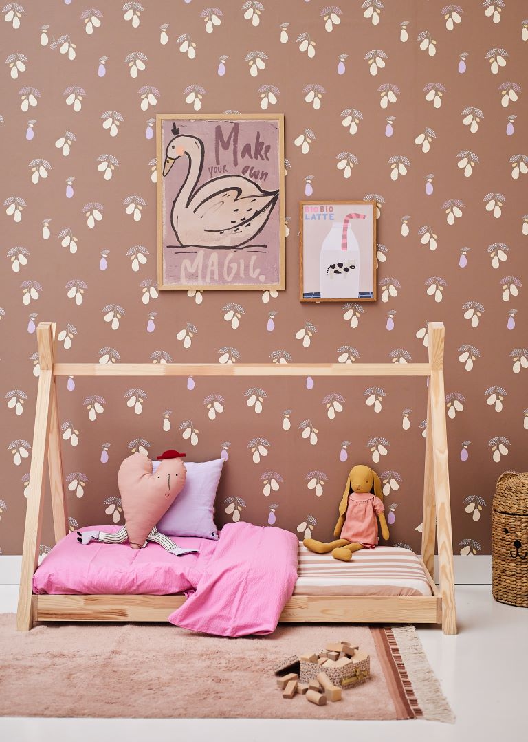 Studio Pieni bruin behang voor de meisjeskamer en babykamer met peren Pim