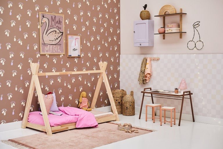 Studio Pieni bruin behang voor de meisjeskamer en babykamer met peren Pim