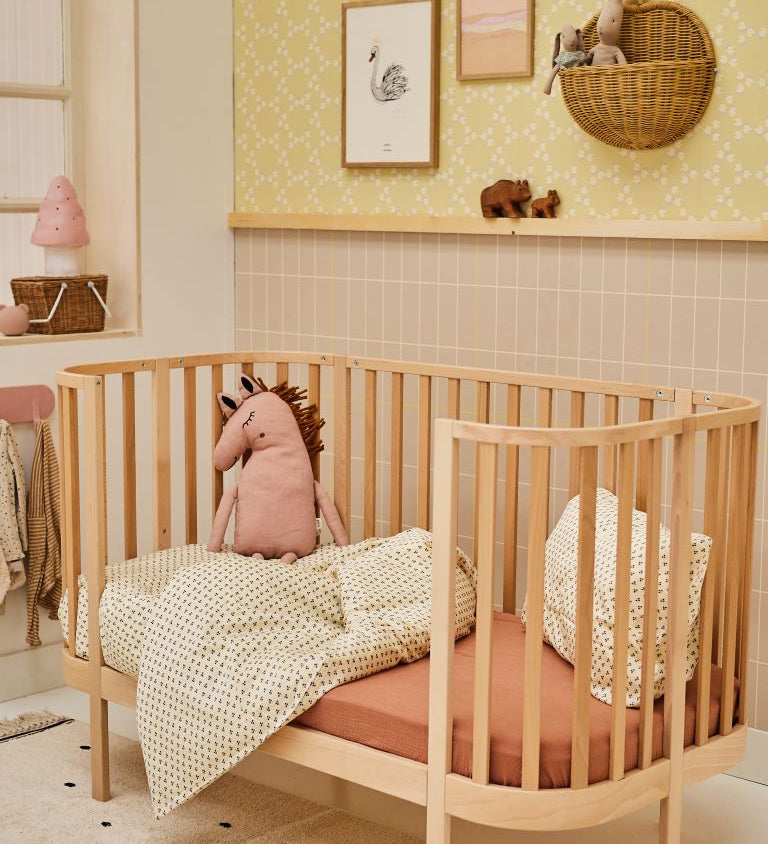 Studio Pieni behang geruit voor de kinderkamer beige