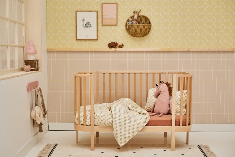 Studio Pieni behang geruit voor de kinderkamer beige
