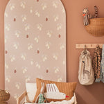 Studio Pieni beige behang voor de meisjeskamer of babykamer met peren