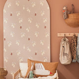 Studio Pieni beige behang voor de meisjeskamer of babykamer met peren