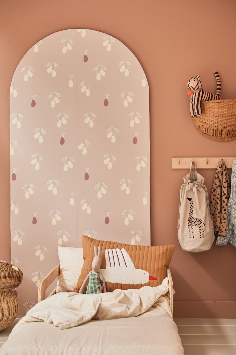 Studio Pieni beige behang voor de meisjeskamer of babykamer met peren