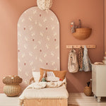 Studio Pieni beige behang voor de meisjeskamer of babykamer met peren