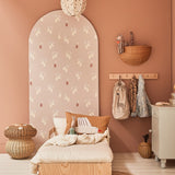 Studio Pieni beige behang voor de meisjeskamer of babykamer met peren