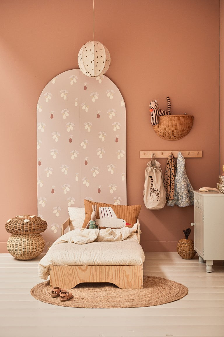 Studio Pieni beige behang voor de meisjeskamer of babykamer met peren