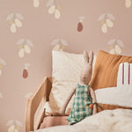 Studio Pieni beige behang voor de meisjeskamer of babykamer met peren