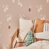 Studio Pieni beige behang voor de meisjeskamer of babykamer met peren