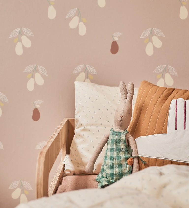 Studio Pieni beige behang voor de meisjeskamer of babykamer met peren