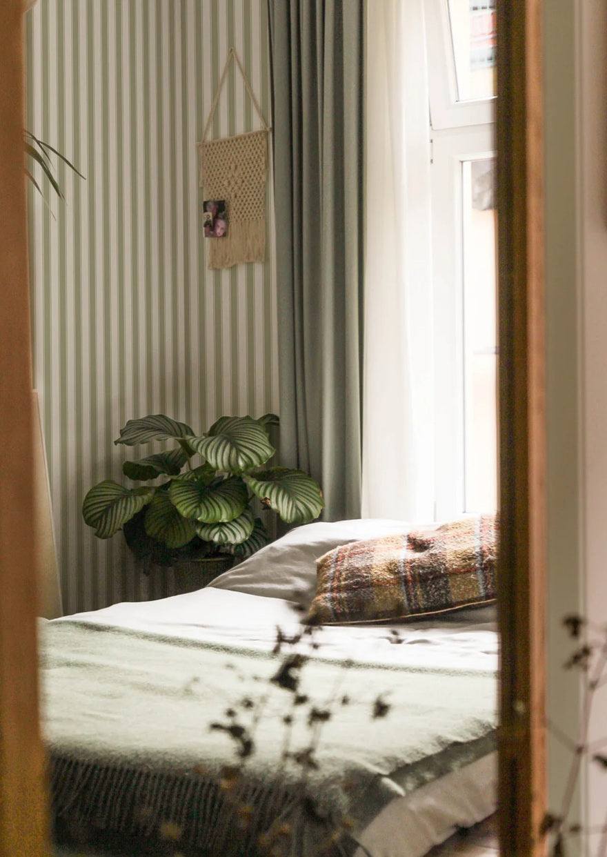 Summer Gray French gestreept behang voor de kinderkamer jongenskamer meisjeskamer babykamer groen wit 