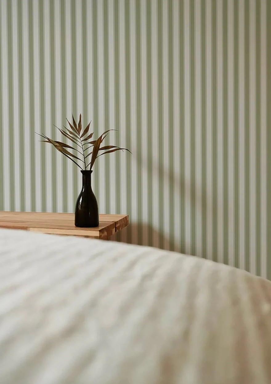 Summer Gray French gestreept behang voor de kinderkamer jongenskamer meisjeskamer babykamer groen wit 