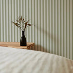 Summer Gray French gestreept behang voor de kinderkamer jongenskamer meisjeskamer babykamer groen wit 