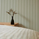 Summer Gray French gestreept behang voor de kinderkamer jongenskamer meisjeskamer babykamer groen wit 