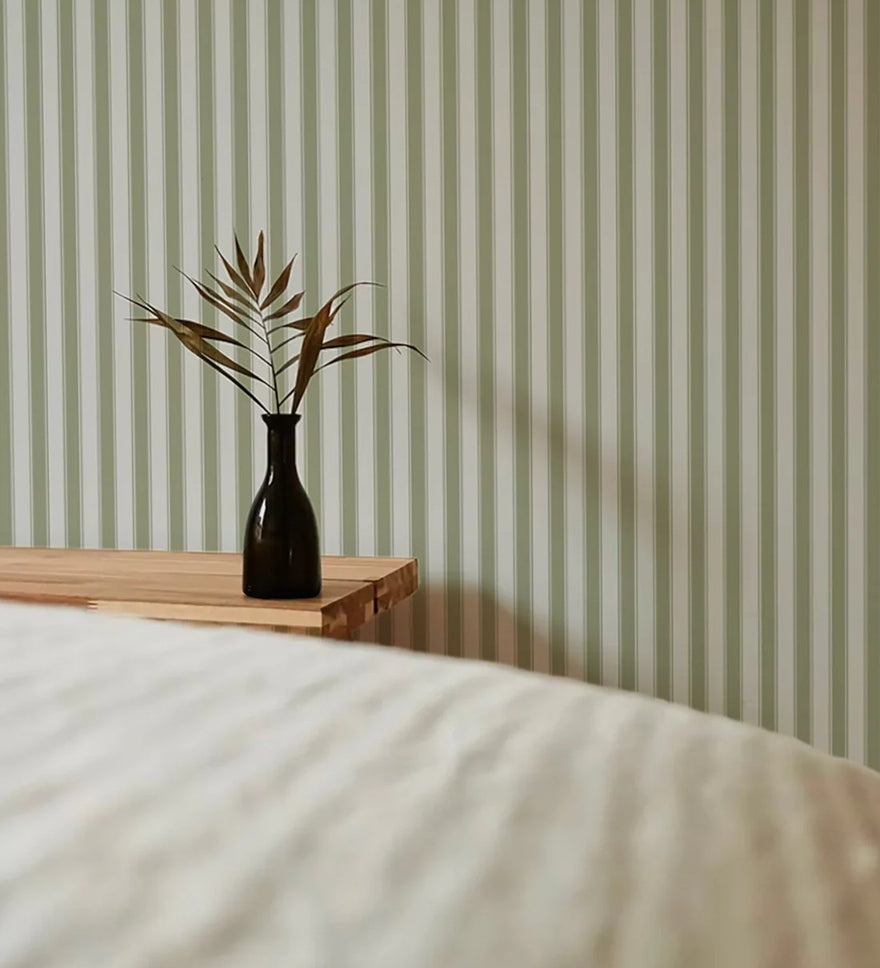 Summer Gray French gestreept behang voor de kinderkamer jongenskamer meisjeskamer babykamer groen wit 