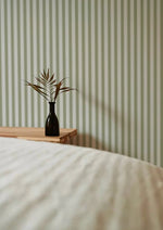 Summer Gray French gestreept behang voor de kinderkamer jongenskamer meisjeskamer babykamer groen wit 