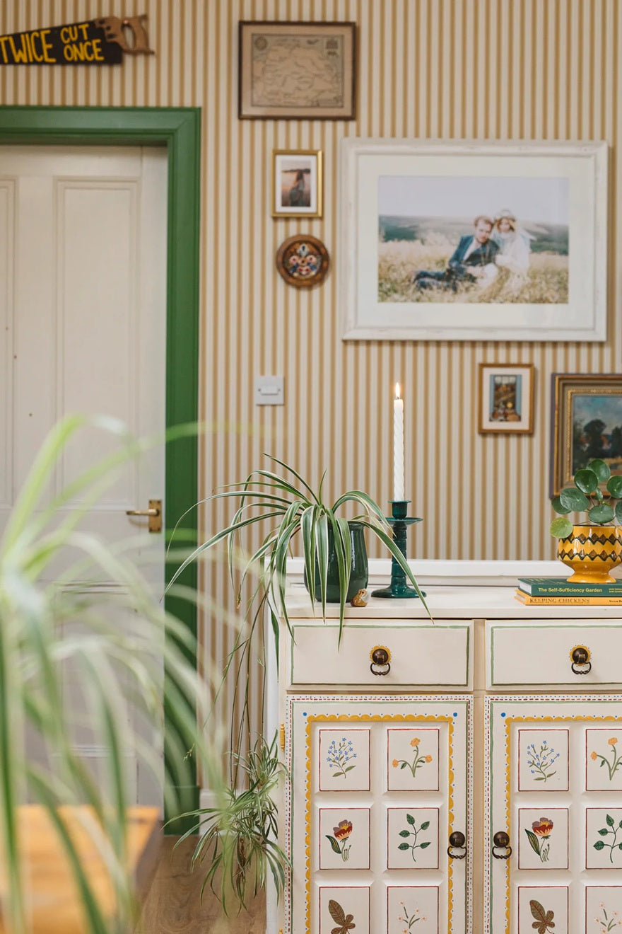 Summer Gray Niton gestreept behang voor de kinderkamer neutrale kinderkamer meisjeskamer jongenskamer babykamer marigold warm geel